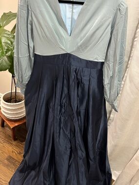 Two-Tone V-Neck Long Sleeve Maxi Dress in Light Blue & Navy (Pockets) Size 12/14